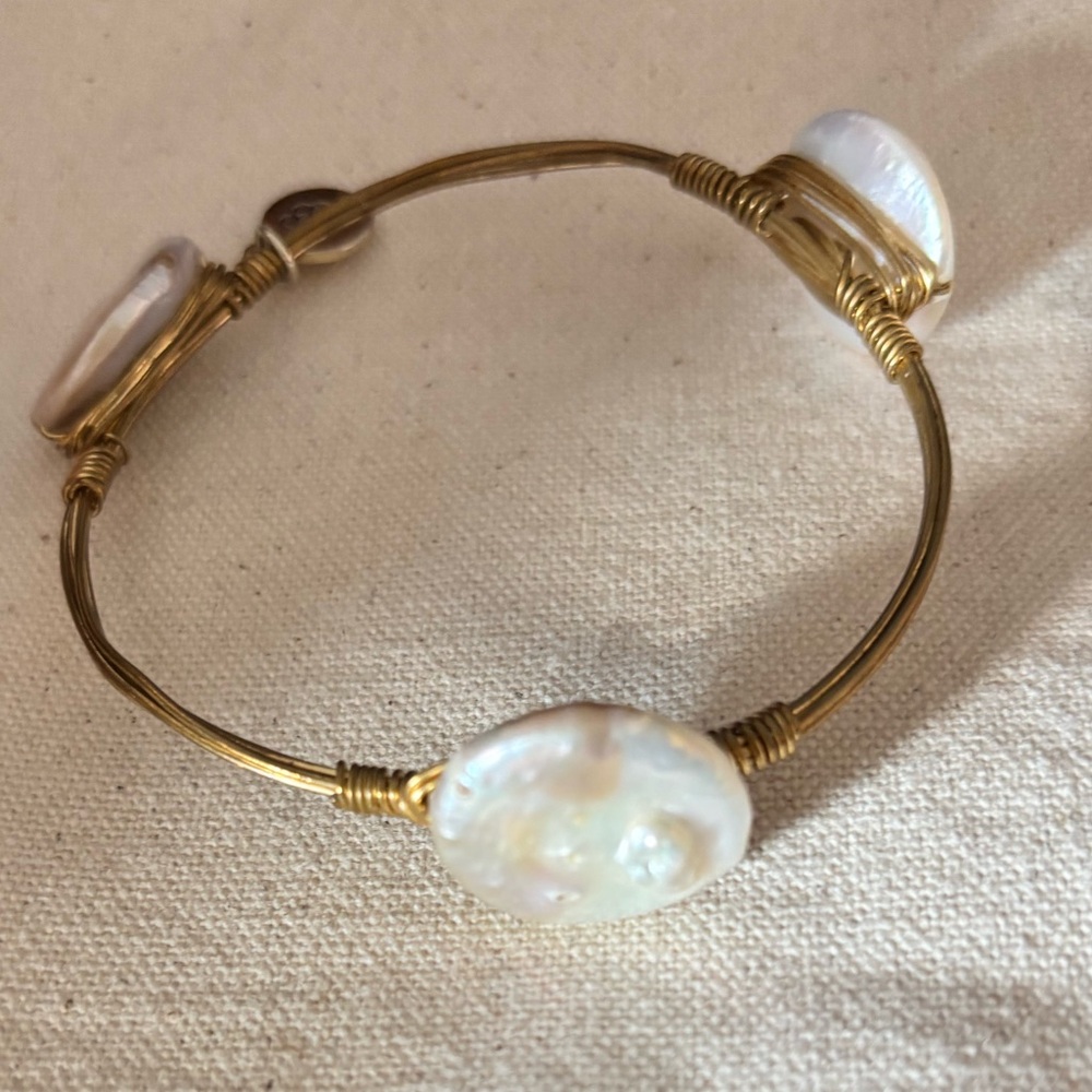 Elegant Gold and Pearl Bracelet